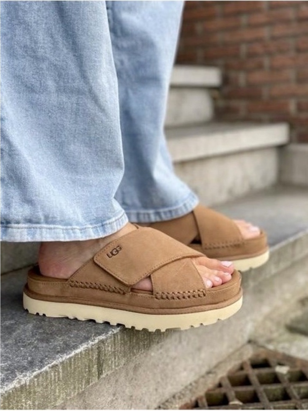 UGG Goldenstar Cross Slide in Chestnut, EUC
Size Women’s US 9.5